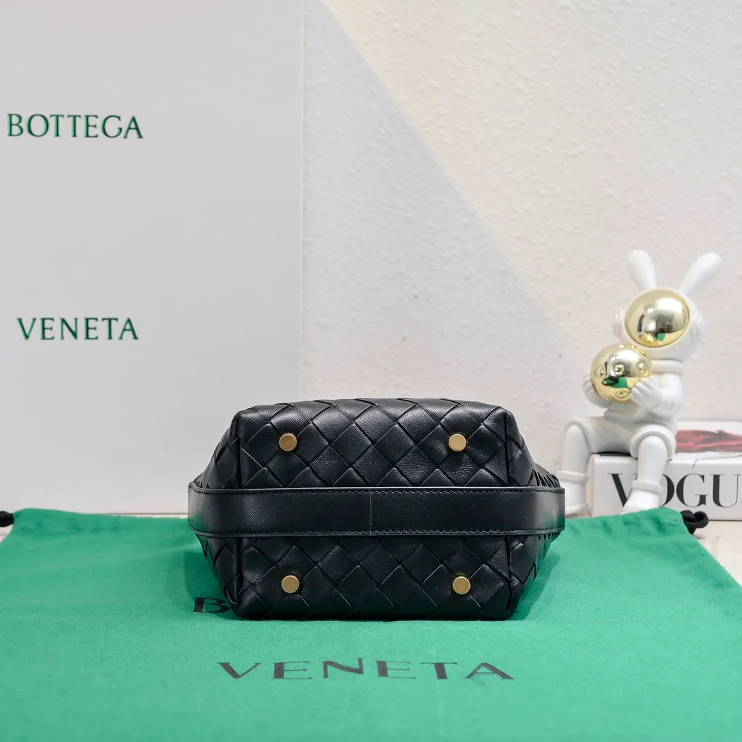 Batch 1280 It is predicted that BV Bottega's lunch bag will be popular again this year🔥. It is very soft and lightweight. It also uses the intrecciato weaving process that the two founders spent several months developing from the beginning of the brand. It is completely hand-woven by Italian craftsmen and perfectly reflects the craftsmanship of Bottega. The entire bag shape is also a very practical and popular lunch box bag shape. The slightly curved arc of the bag mouth can also better fit our wrists. Style number: 7748-1 Size: 17*13.5*5cm